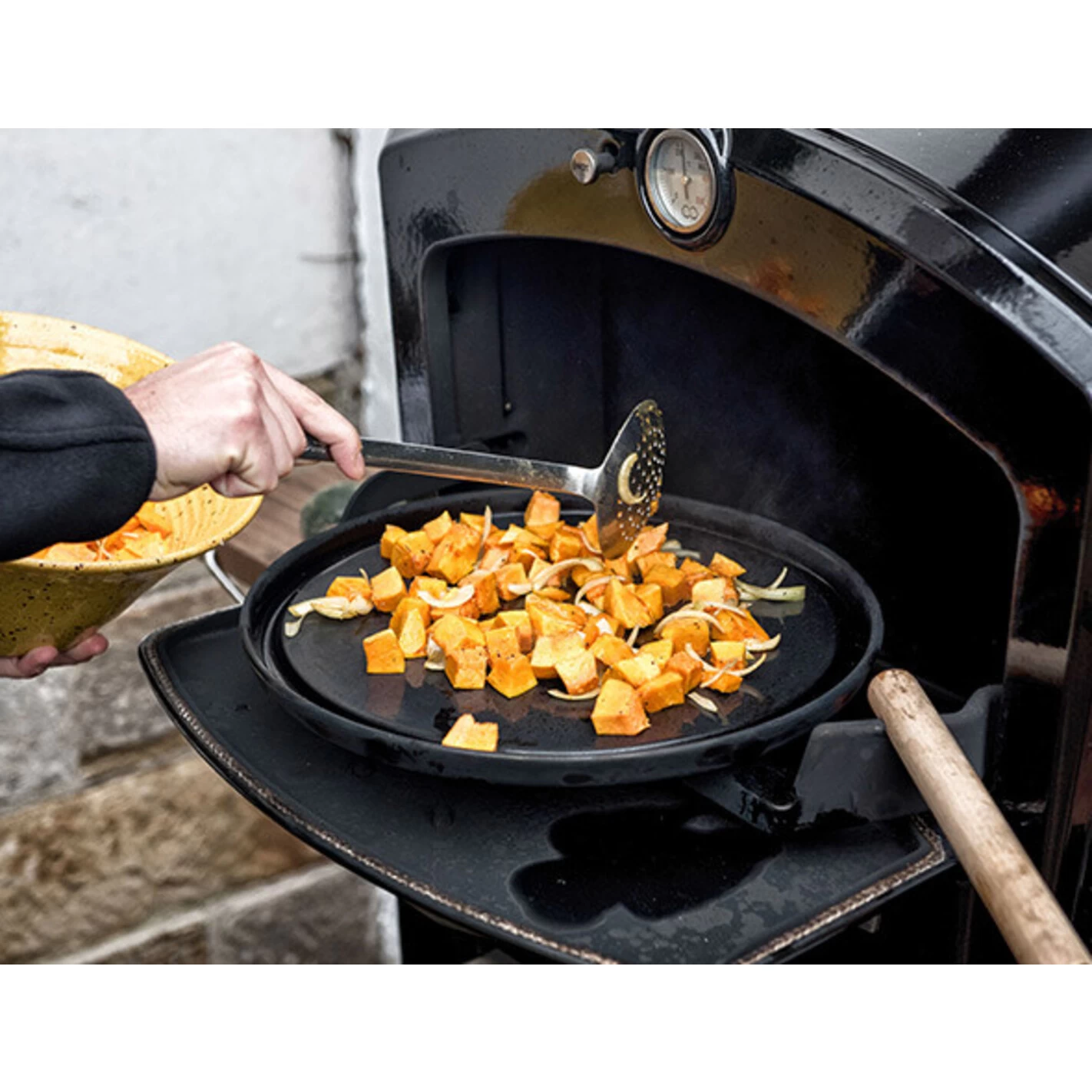 Plancha En Fonte émaillée Pour Four à Bois - Le Gooker 2 Plancha En Fonte émaillée Pour Four à Bois - Le Gooker – Image 2